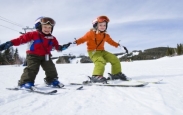 Діти дочекалися снігу | Поради при виборі лиж, санок і ковзанів для дітей.